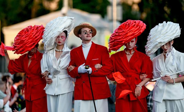Desfile teatralizado en la isla Elaguin durante la inauguración del XIV Festival Internacional de Teatros Callejeros Elaguin Park, en San Petersburgo, Rusia. - Sputnik Mundo