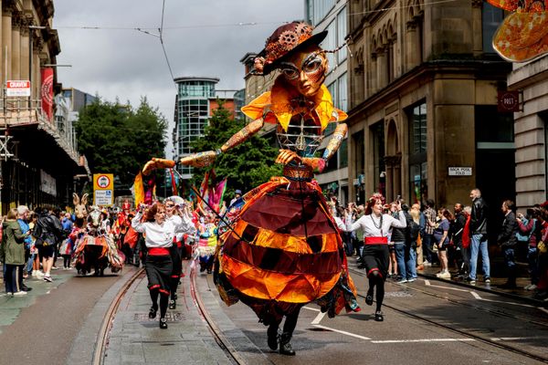 Artistas disfrazados desfilan durante el Manchester Day 2026, que celebra los vínculos culturales entre Manchester y Barcelona con la participación de artistas de España y el Reino Unido, en Manchester, Reino Unido. - Sputnik Mundo