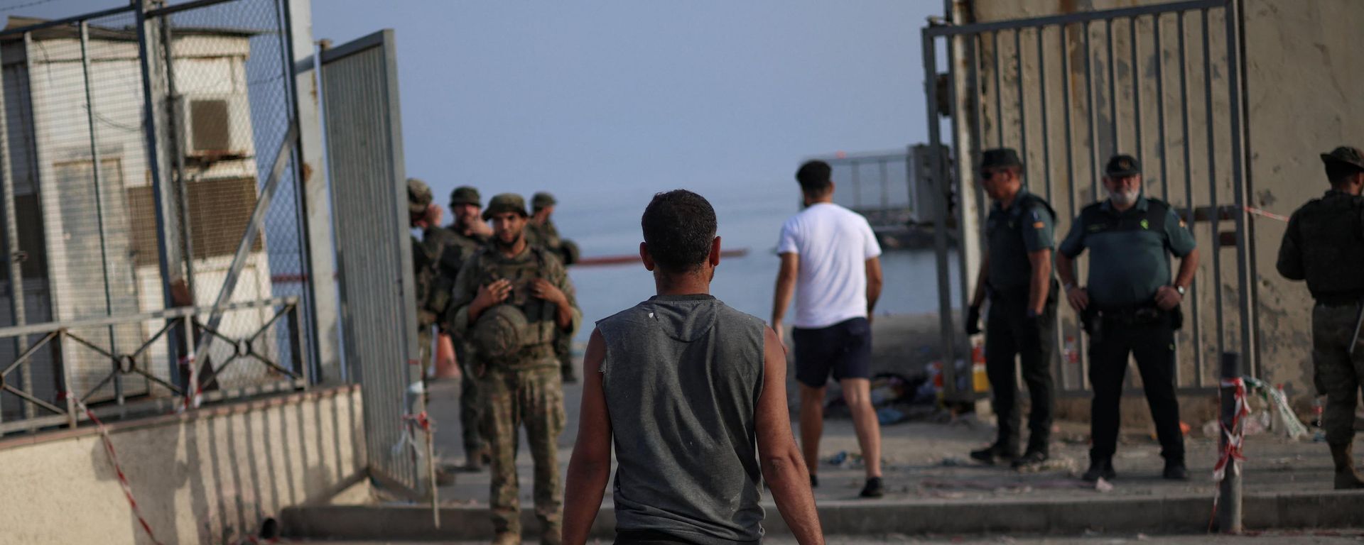 Migrantes regresan a Marruecos tras cruzar a Ceuta por mar en medio de cruces masivos de migrantes desde Marruecos hacia territorio español, en Ceuta, España, 1 de agosto de 2026  - Sputnik Mundo, 1920, 02.08.2026
