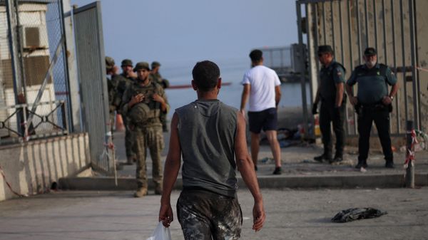 Migrantes regresan a Marruecos tras cruzar a Ceuta por mar en medio de cruces masivos de migrantes desde Marruecos hacia territorio español, en Ceuta, España, 1 de agosto de 2026  - Sputnik Mundo