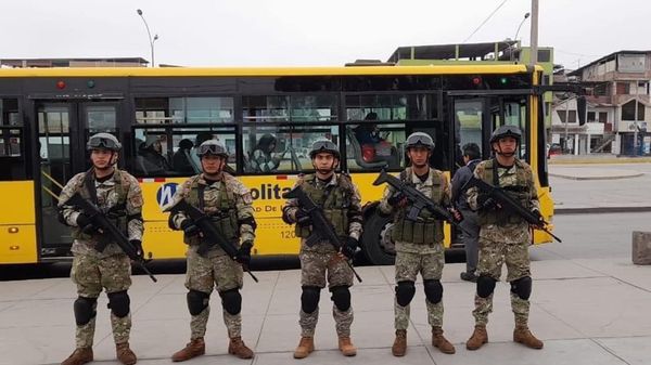 Efectivos militares de Perú durante un operativo de seguridad en el transporte de Lima, en 2024 - Sputnik Mundo