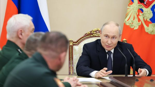 El presidente ruso, Vladímir Putin, celebra una reunión con el mando de la Defensa rusa - Sputnik Mundo