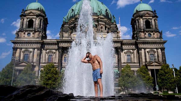 Una persona enfriándose en Berlin ante el calor extremo - Sputnik Mundo