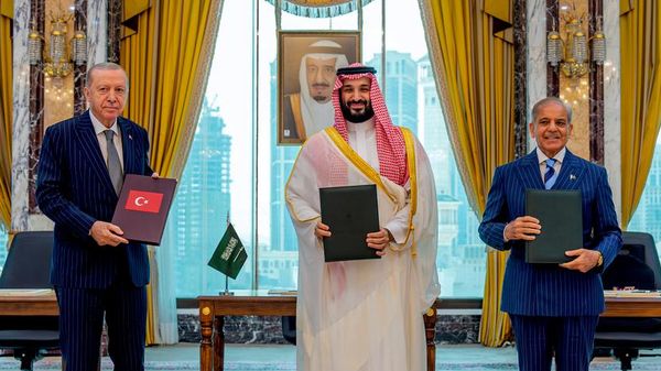 El presidente turco, Recep Tayyip Erdogan, el príncipe heredero saudí, Mohamed bin Salman, y el primer ministro pakistaní, Shehbaz Sharif, posan tras la firma de un acuerdo de defensa trilateral en La Meca, Arabia Saudita, el 7 de agosto de 2026  - Sputnik Mundo