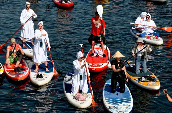 Participantes del XI festival de surf de remo Fontanka SUP en San Petersburgo. El recorrido del festival tiene una longitud de unos 8 km. Este año se registró un número récord de participantes: 11.000 personas procedentes de más de 250 localidades de Rusia y de otros 10 países. - Sputnik Mundo