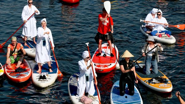 Participantes del XI festival de paddle surf Fontanka SUP en San Petersburgo - Sputnik Mundo