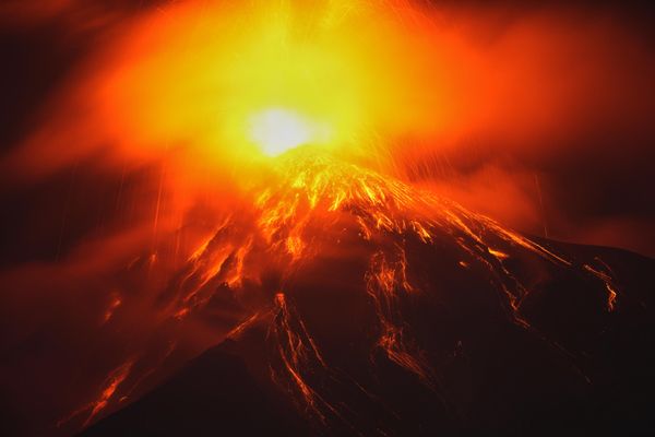 La lava sale del cráter del volcán de Fuego, vista desde el municipio de San Juan Alotenango, Guatemala. - Sputnik Mundo