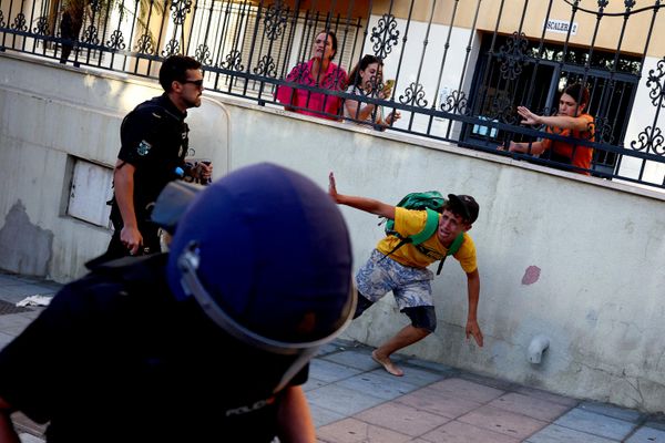 Un migrante reacciona tras recibir un golpe con una porra policial durante los enfrentamientos entre migrantes y los agentes de seguridad, tras los cruces masivos de migrantes a pie y por mar desde Marruecos hacia el enclave español de Ceuta. - Sputnik Mundo