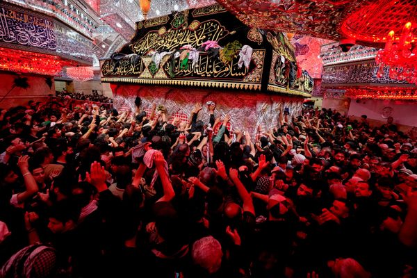 Fieles musulmanes chiíes extienden las manos para tocar el santuario que rodea la tumba del imán Husein antes de Arbain —la conmemoración chií anual que marca 40 días después de la festividad de Ashura—, en el santuario del imán Husein, en Kerbala, Irak. - Sputnik Mundo