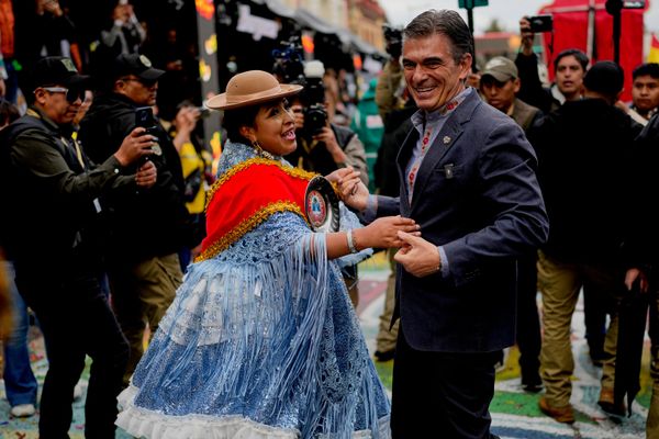 El presidente de Bolivia, Rodrigo Paz, baila durante el tradicional desfile del Señor del Gran Poder en La Paz, Bolivia. - Sputnik Mundo