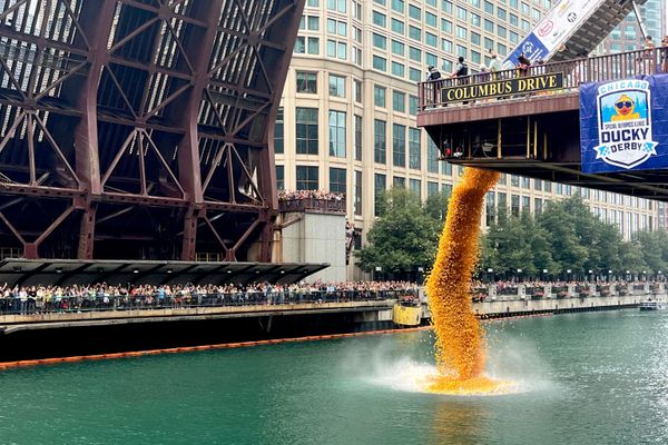 Más de 90.000 patitos de goma son arrojados al río Chicago como parte del tradicional Chicago Duck Derby, organizado en apoyo a las Olimpiadas Especiales de Illinois, en Chicago. - Sputnik Mundo