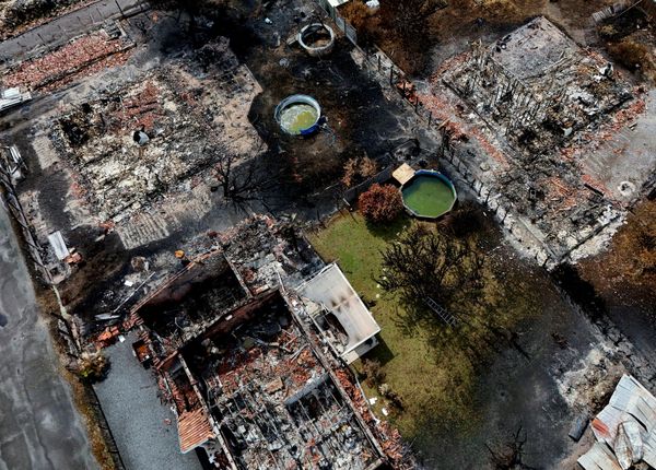Vista aérea de edificios destruidos por un incendio forestal en la población de Le Porge, departamento de Gironda, Francia, mientras las autoridades autorizaban a los evacuados a regresar a la zona. - Sputnik Mundo