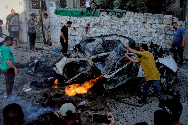 Palestinos intentan apagar un automóvil en llamas tras un ataque de fuerzas de Israel en la ciudad de Gaza. - Sputnik Mundo