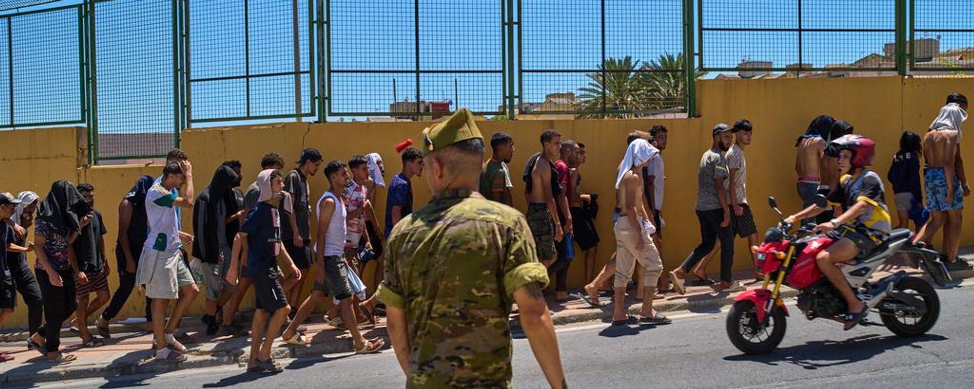 Migrantes que cruzaron a España son escoltados por soldados españoles hacia la frontera hispano-marroquí para su regreso a Marruecos desde el enclave español de Ceuta, el 2 de agosto de 2026  - Sputnik Mundo, 1920, 08.08.2026