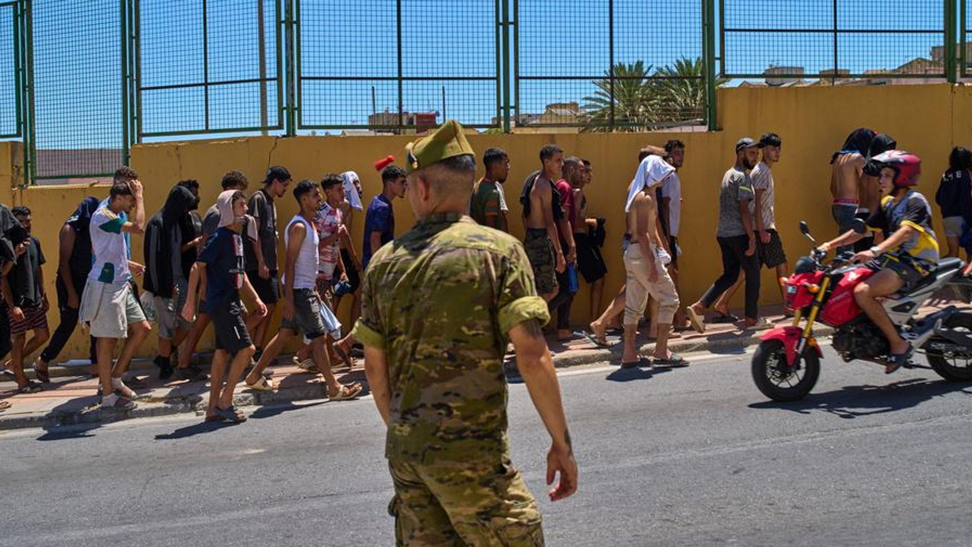 Migrantes que cruzaron a España son escoltados por soldados españoles hacia la frontera hispano-marroquí para su regreso a Marruecos desde el enclave español de Ceuta, el 2 de agosto de 2026  - Sputnik Mundo, 1920, 08.08.2026