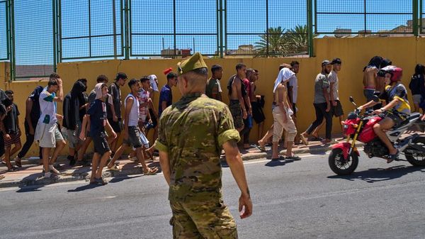 Migrantes que cruzaron a España son escoltados por soldados españoles hacia la frontera hispano-marroquí para su regreso a Marruecos desde el enclave español de Ceuta, el 2 de agosto de 2026  - Sputnik Mundo