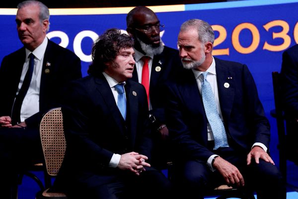 El presidente de Argentina, Javier Milei, conversa con el rey de España, Felipe VI, mientras asisten a la investidura de Abelardo de la Espriella como presidente de Colombia, en la ciudad colombiana de Cali. - Sputnik Mundo