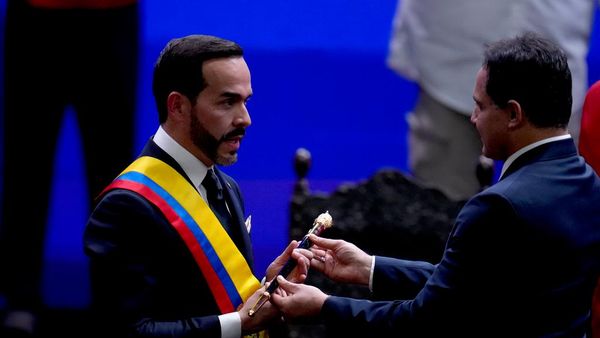 El presidente de Colombia, Abelardo de la Espriella, recibe el bastón ceremonial del presidente del Senado, Honorio Henríquez, durante su investidura en Cali, Colombia - Sputnik Mundo