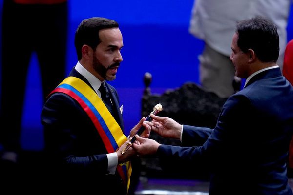 El nuevo mandatario de Colombia, Abelardo de la Espriella, recibe el bastón ceremonial del presidente del Senado, Honorio Henríquez, durante su investidura en Cali, Colombia. - Sputnik Mundo