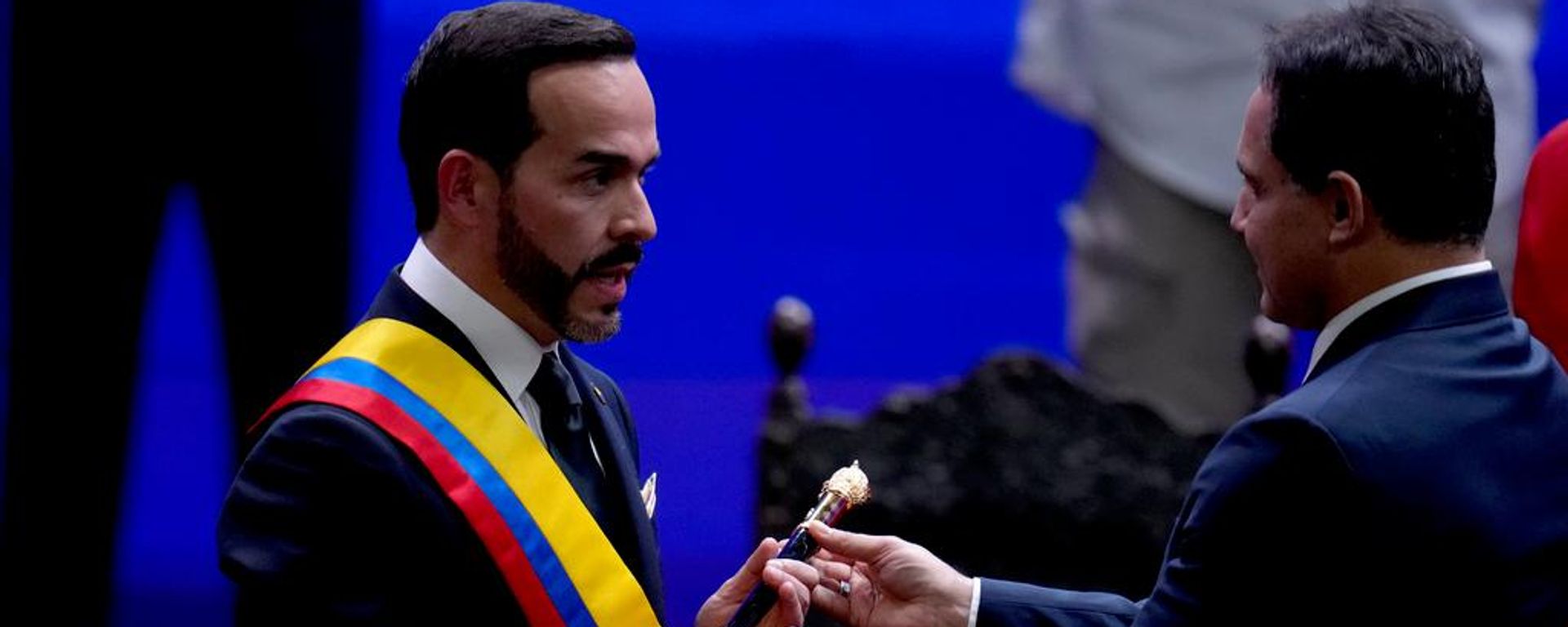 El presidente de Colombia, Abelardo de la Espriella, recibe el bastón ceremonial del presidente del Senado, Honorio Henríquez, durante su investidura en Cali, Colombia - Sputnik Mundo, 1920, 08.09.2026