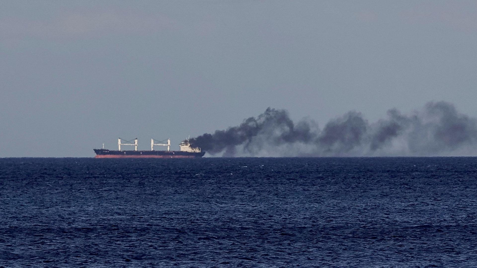 El humo se eleva desde un buque, en medio del ataque de Rusia contra Ucrania, en Odesa, Ucrania, el 28 de julio de 2026  - Sputnik Mundo, 1920, 08.08.2026