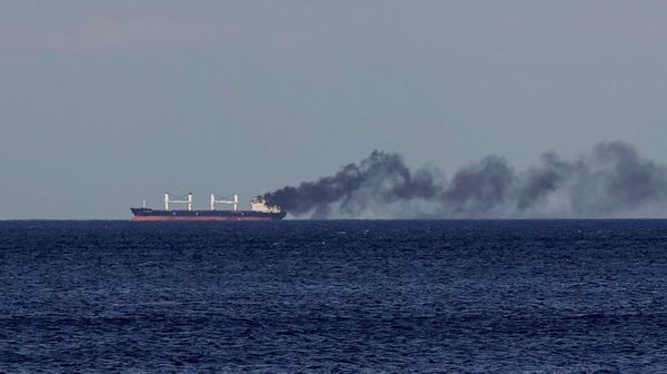 El humo se eleva desde un buque, en medio del ataque de Rusia contra Ucrania, en Odesa, Ucrania, el 28 de julio de 2026  - Sputnik Mundo