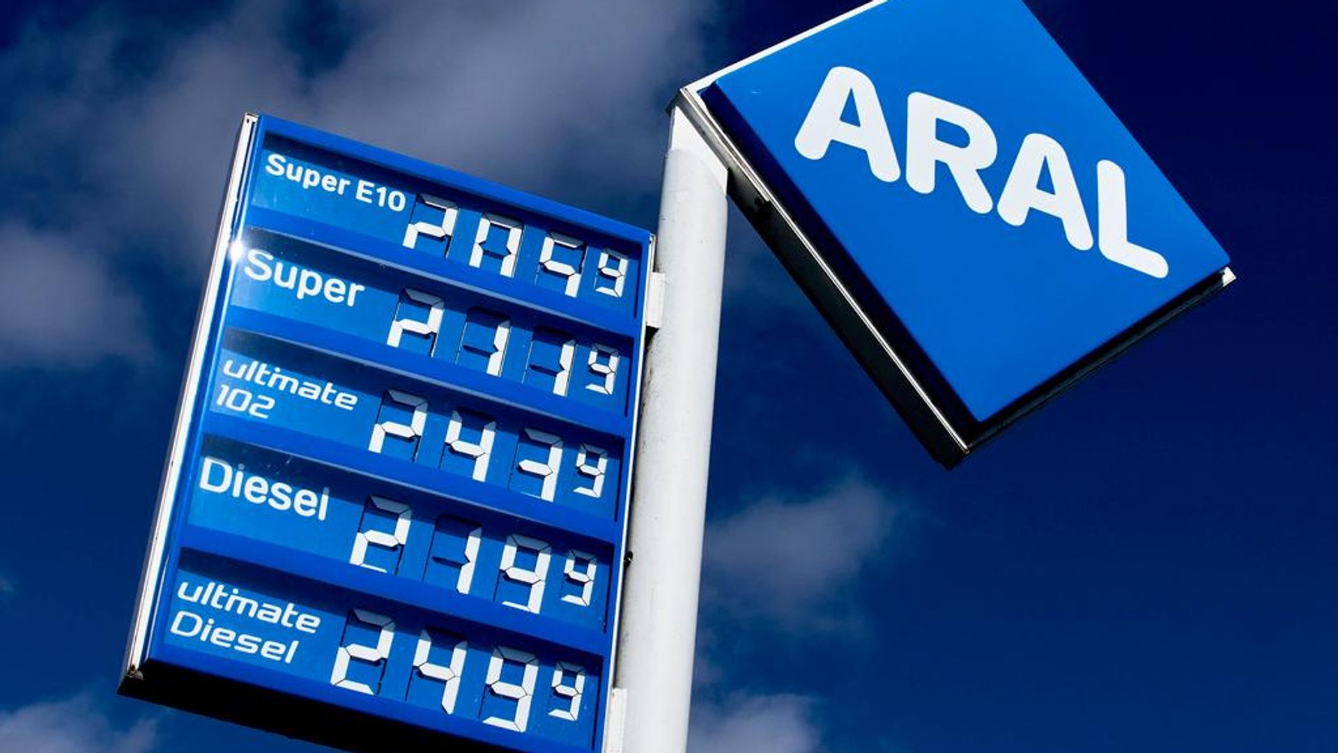 Los precios de la gasolina se exhiben en una gasolinera ARAL en Alemania Los precios de la gasolina se exhiben en una gasolinera ARAL en Alemania - Sputnik Mundo, 1920, 08.08.2026