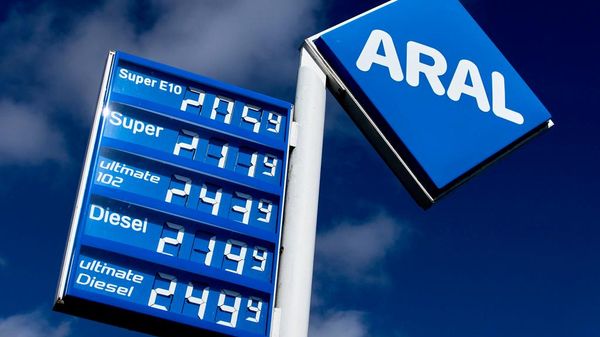 Los precios de la gasolina se exhiben en una gasolinera ARAL en Alemania - Sputnik Mundo