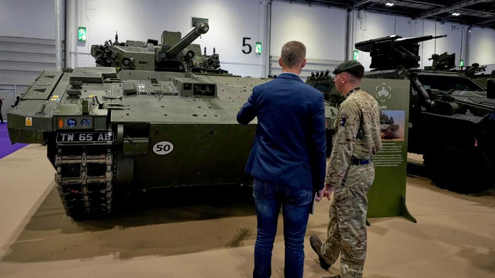 El nuevo vehículo de combate blindado Ajax del Ejército Británico, expuesto en la feria de equipamiento militar en Londres  - Sputnik Mundo, 1920, 08.08.2026