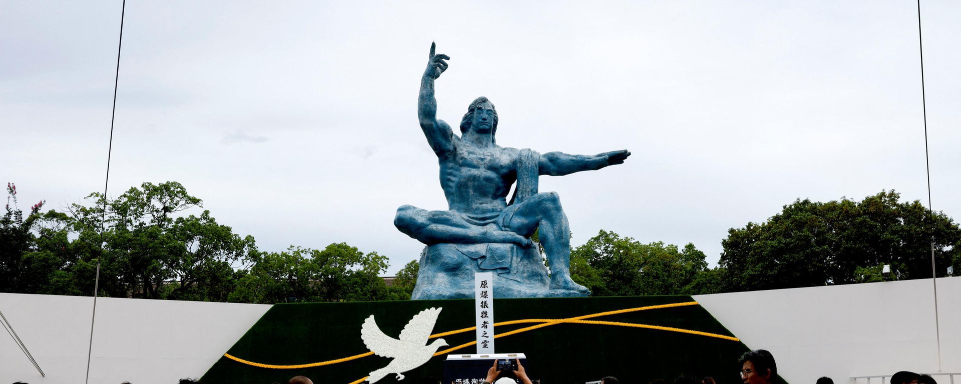 Los asistentes se reúnen frente a la Estatua de la Paz de Nagasaki el día de una ceremonia que conmemora el 81 aniversario del bombardeo de Nagasaki en el Parque de la Paz  - Sputnik Mundo, 1920, 09.08.2026