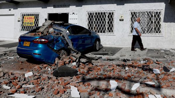 Un automóvil queda cubierto de escombros tras el terremoto que sacudió Cali, Colombia, el 10 de agosto de 2026 Un automóvil queda cubierto de escombros tras el terremoto que sacudió Cali, Colombia, el 10 de agosto de 2026 - Sputnik Mundo