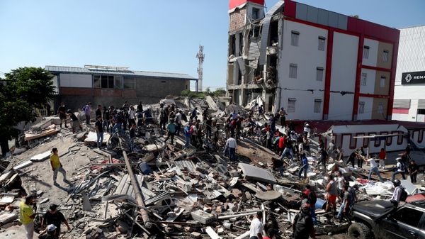 Residentes y equipos de rescate registran los escombros de un edificio derrumbado tras el terremoto que sacudió Cali, Colombia, el 10 de agosto de 2026 - Sputnik Mundo