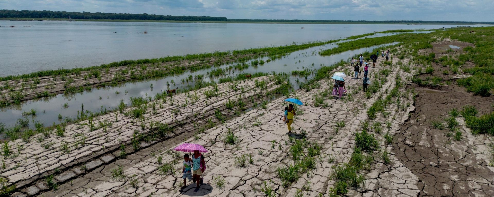 Unas personas caminan por un tramo del río Amazonas que muestra signos de sequía Unas personas caminan por un tramo del río Amazonas que muestra signos de sequía - Sputnik Mundo, 1920, 11.08.2026