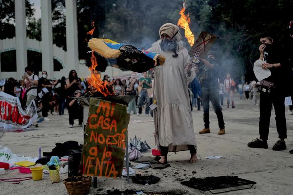 Un manifestante quema una efigie del presidente de Estados Unidos, Donald Trump, en el Parque México, alcaldía Cuauhtémoc, durante una protesta contra la gentrificación, ya que el aumento de trabajadores remotos ha elevado los precios y la demanda de vivienda en barrios como Condesa y Roma, en la Ciudad de México, el viernes 4 de julio de 2025. (Foto AP/Jon Orbach) - Sputnik Mundo