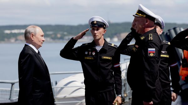 El presidente ruso, Vladímir Putin, llegó a Yuzhno-Sajalinsk, donde observó las maniobras de la Flota del Pacífico desde a bordo del crucero lanzamisiles Variag - Sputnik Mundo