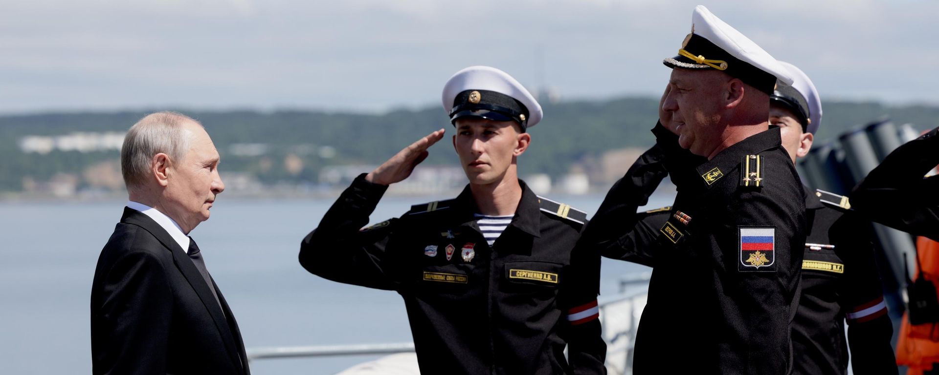 El presidente ruso, Vladímir Putin, llegó a Yuzhno-Sajalinsk, donde observó las maniobras de la Flota del Pacífico desde a bordo del crucero lanzamisiles Variag - Sputnik Mundo, 1920, 12.08.2026
