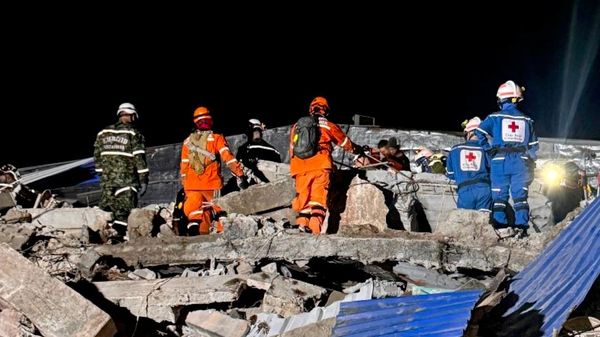 Equipos de rescate tras el sismo de 7,4 grados en el occidente de Colombia - Sputnik Mundo