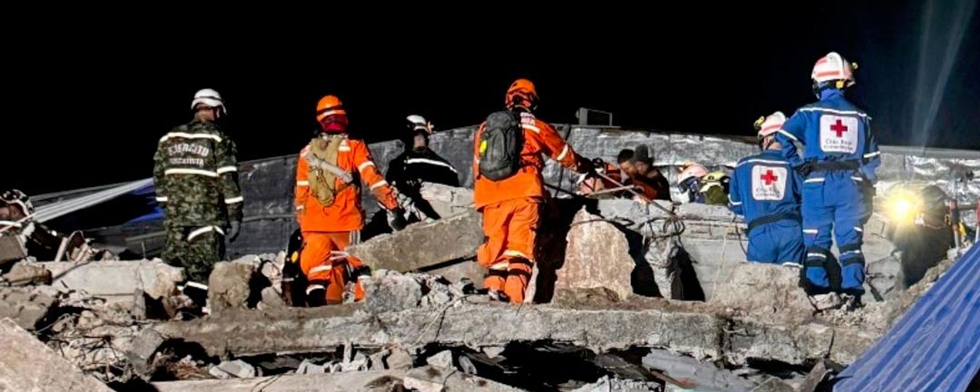 Equipos de rescate tras el sismo de 7,4 grados en el occidente de Colombia - Sputnik Mundo, 1920, 14.08.2026