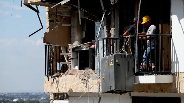 Labores de remoción de una lavadora en un edificio en Colombia - Sputnik Mundo