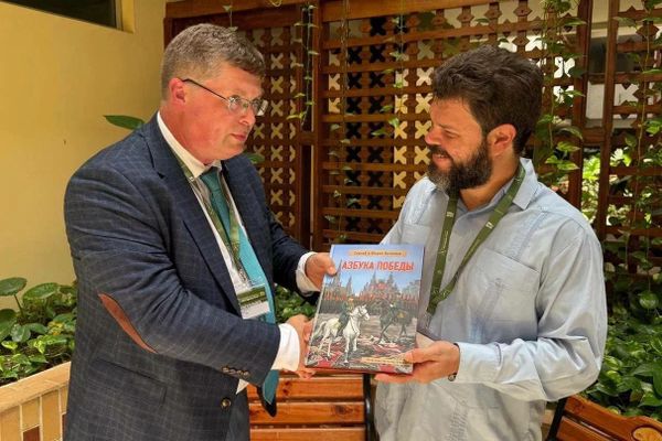 El primer vicepresidente de la comisión de la Cámara Cívica de Rusia para el apoyo a los compatriotas y el desarrollo de la diplomacia pública, Nikita Anísimov, y el nieto del líder de la Revolución Cubana, académico titular de la Academia de Ciencias de Cuba, Fidel Antonio Castro Smirnov. - Sputnik Mundo