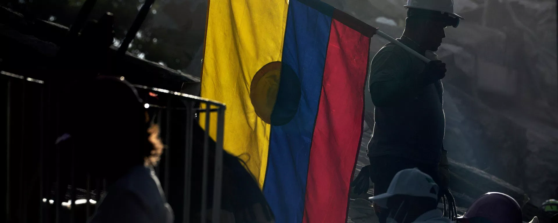 Un bombero que participa en las labores de rescate sostiene una bandera de Colombia entre los escombros, tres días después del terremoto Un bombero que participa en las labores de rescate sostiene una bandera de Colombia entre los escombros, tres días después del terremoto - Sputnik Mundo, 1920, 15.08.2026