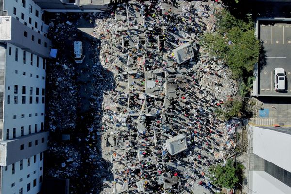 Residentes y equipos de rescate trabajan entre los escombros en la ciudad de Cali tras el sismo que sacudió Colombia.El terremoto de magnitud 7,4 se registró el 10 de agosto con epicentro en el oeste de Colombia y causó graves daños en distintas regiones del país. El último balance de la Asociación Colombiana de Ciudades Capitales sitúa en al menos 280 el número de muertos y casi 4.000 el de heridos. - Sputnik Mundo