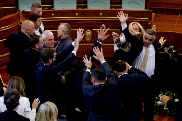 La parlamentaria kosovar Time Kadrijaj lanza un huevo contra el primer ministro Albin Kurti (quien no aparece en la imagen) durante una sesión plenaria para elegir al nuevo presidente del Parlamento, en Pristina, Kosovo. El Parlamento de la república sigue sin constituirse. - Sputnik Mundo