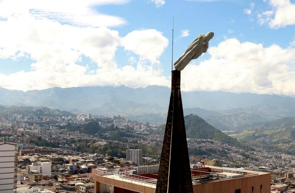Una estatua inclinada en lo alto de la Catedral Basílica Metropolitana Nuestra Señora del Rosario tras un terremoto, en el centro histórico de Manizales, Colombia. - Sputnik Mundo