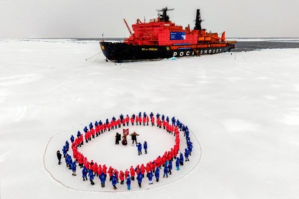 La expedición científica y educativa para destacados escolares rusos Rompehielos del Conocimiento fue enviada el Polo Norte a bordo del rompehielos nuclear 50 años de la Victoria.Partieron el 4 de agosto desde la ciudad de Múrmansk y duró 10 días. - Sputnik Mundo