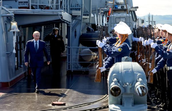 El presidente de Rusia, Vladímir Putin, a bordo del crucero lanzamisiles Varyag tras la finalización de los ejercicios de la Flota del Pacífico de la Armada rusa.El entrenamiento para la defensa de las fronteras del Lejano Oriente se llevó a cabo del 4 al 12 de agosto de 2026 en las aguas de los mares de Japón y de Ojotsk, así como en la parte noroccidental del océano Pacífico. - Sputnik Mundo