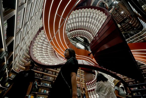 Personas visitan una librería recién inaugurada en un centro comercial de Pekín, China. - Sputnik Mundo