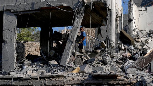 Un hombre revisa una casa destruida por un ataque aéreo israelí en Ansar, en el sur del Líbano - Sputnik Mundo