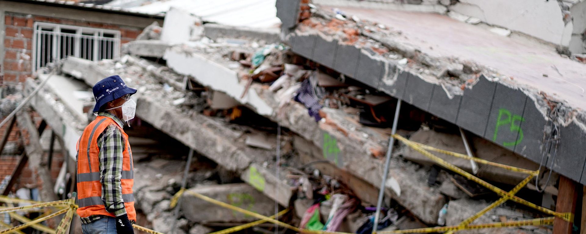 Un rescatista trabaja en el lugar de un edificio derrumbado tras el terremoto en Cali, Colombia, el 14 de agosto de 2026  - Sputnik Mundo, 1920, 16.08.2026