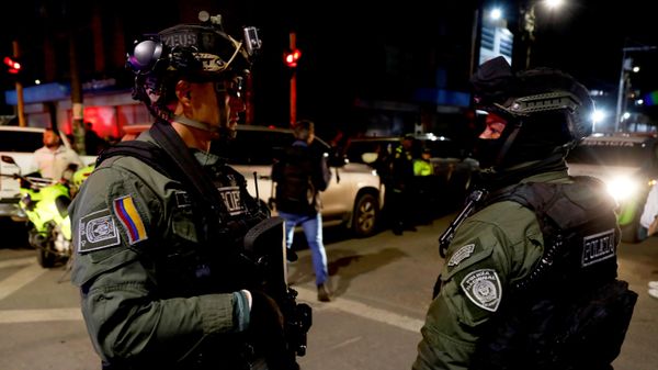 Agentes de Policía montan guardia a las afueras del hospital Medicentro, Bogotá, Colombia, el 7 de junio de 2025  - Sputnik Mundo